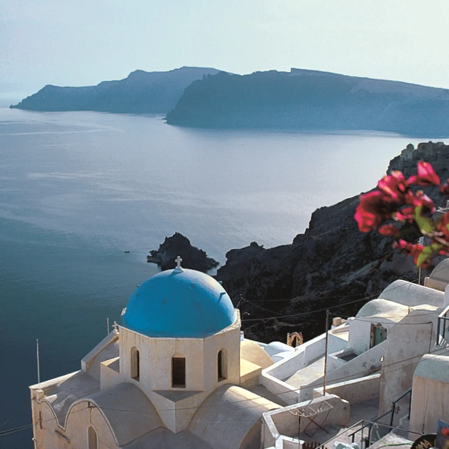 Geniesse den Blick auf die Küste Santorinis
